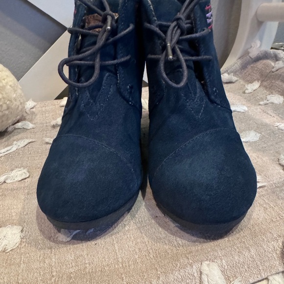 Super cute suede Toms wedges! - Picture 5 of 7